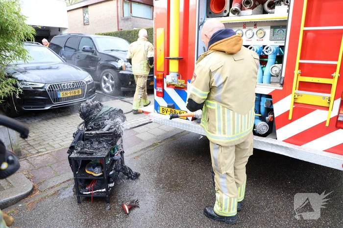 Accu vliegt in brand in garage