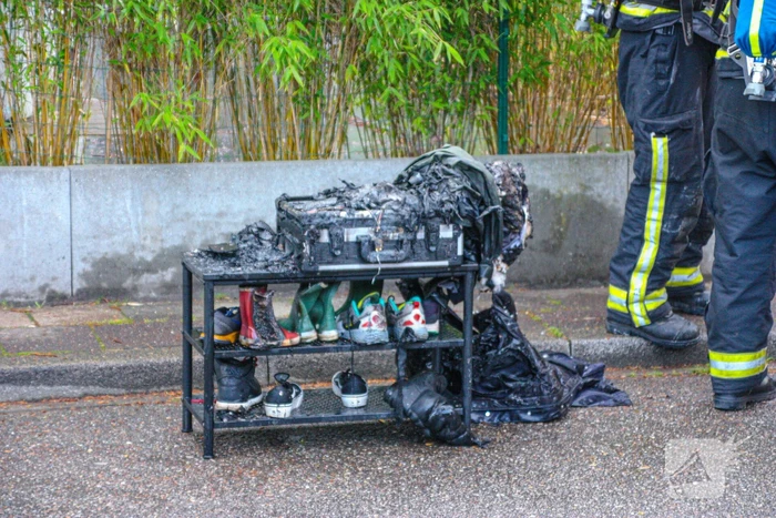 Accu vliegt in brand in garage