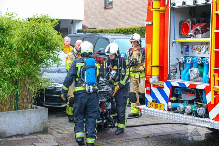Accu vliegt in brand in garage