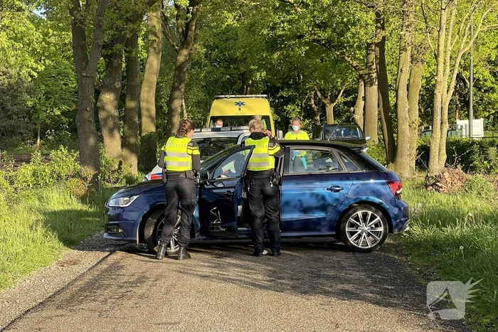 Persoon onder invloed rijdt tegen boom