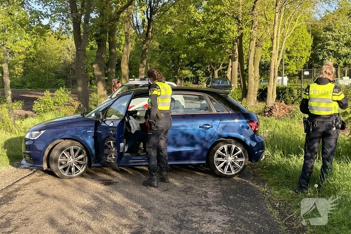 Persoon onder invloed rijdt tegen boom