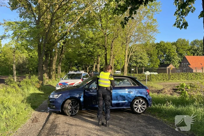 Persoon onder invloed rijdt tegen boom