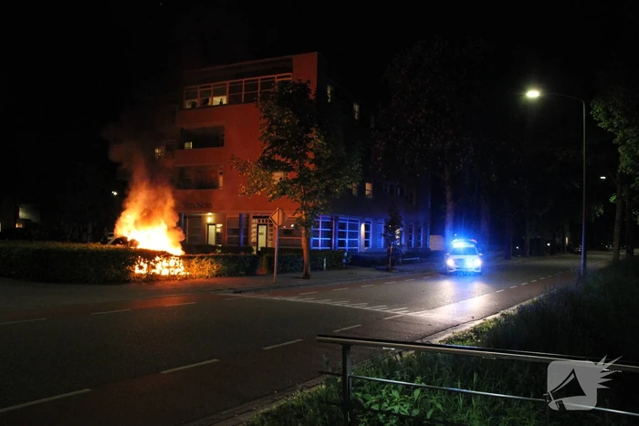 Auto brandt volledig uit op parkeerplaats
