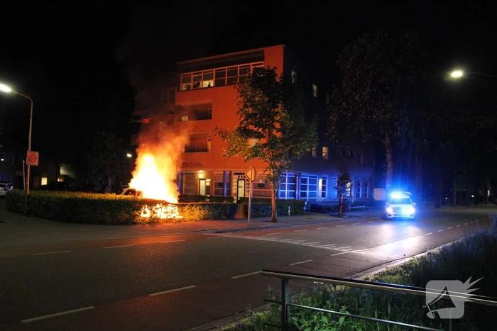 Auto brandt volledig uit op parkeerplaats
