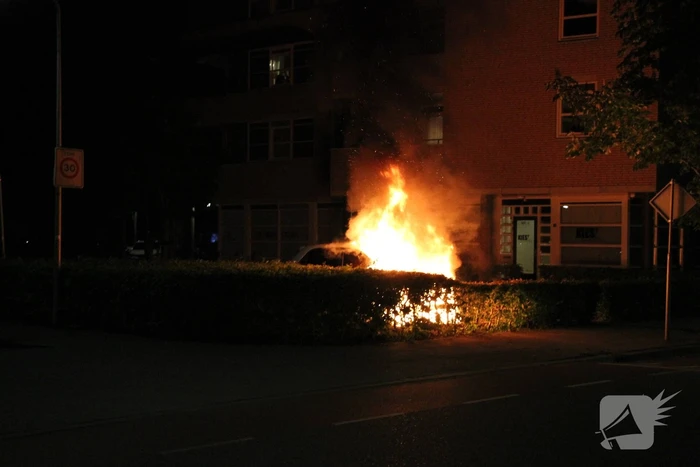 Auto brandt volledig uit op parkeerplaats