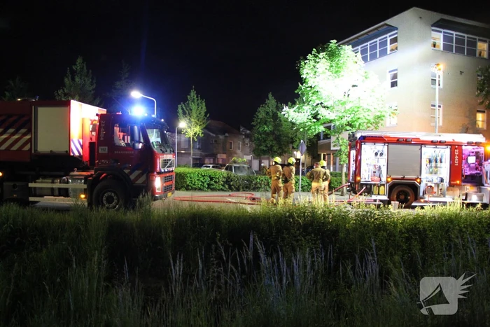 Auto brandt volledig uit op parkeerplaats