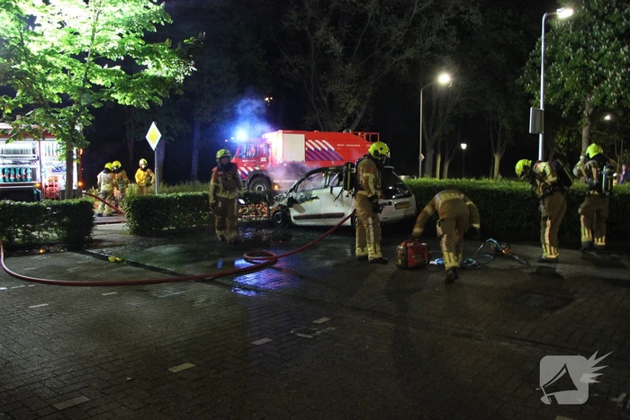 Auto brandt volledig uit op parkeerplaats