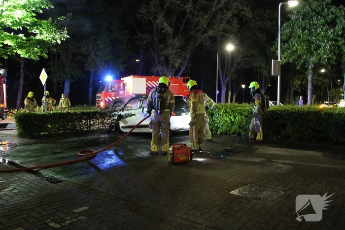 Auto brandt volledig uit op parkeerplaats