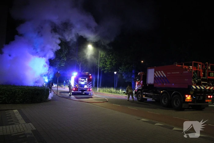 Auto brandt volledig uit op parkeerplaats