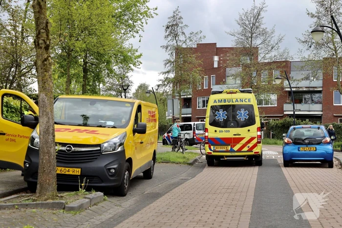 Overstekende fietsster aangereden door DHL-bestelbus