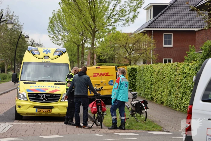 Overstekende fietsster aangereden door DHL-bestelbus
