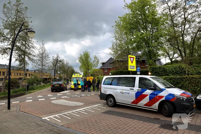 Overstekende fietsster aangereden door DHL-bestelbus