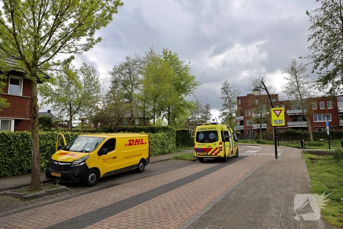 Overstekende fietsster aangereden door DHL-bestelbus