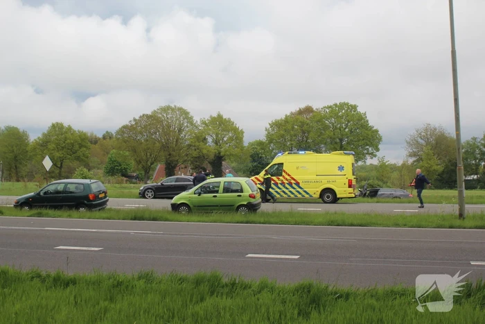 Auto belandt in sloot na aanrijding met vrachtwagen