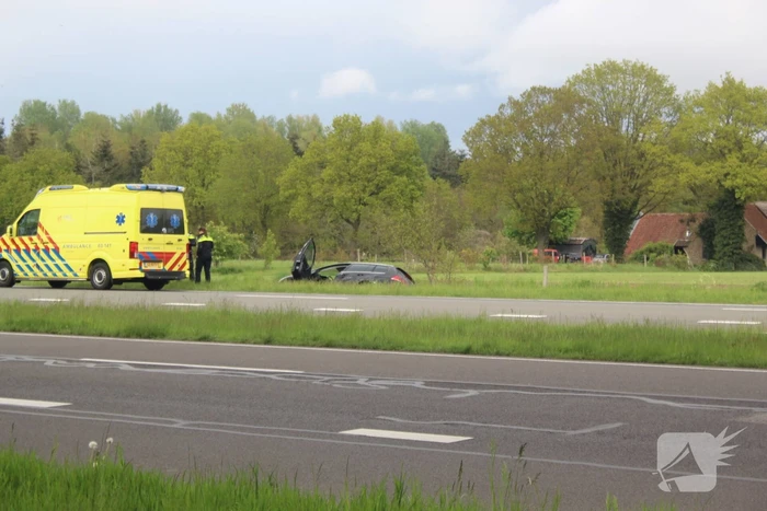 Auto belandt in sloot na aanrijding met vrachtwagen