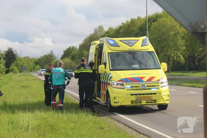 Auto belandt in sloot na aanrijding met vrachtwagen