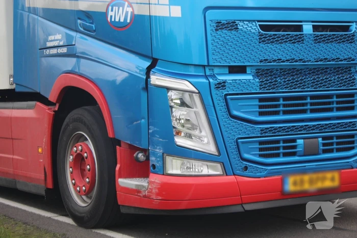 Auto belandt in sloot na aanrijding met vrachtwagen