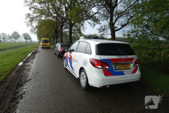 Auto tegen boom tot stilstand
