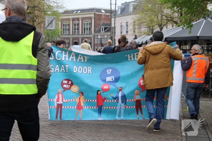 Actie en aanbieden petitie voor toekomst Zalen Schaaf