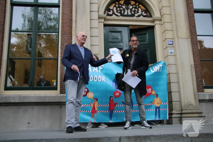 Actie en aanbieden petitie voor toekomst Zalen Schaaf