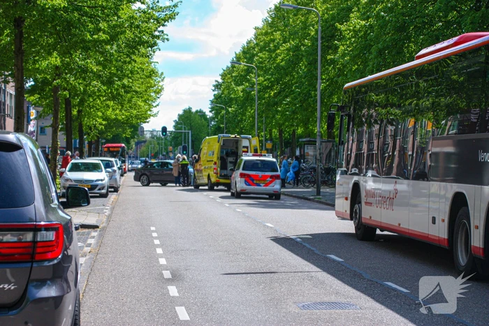 Motorrijder gewond door botsing tegen personenauto