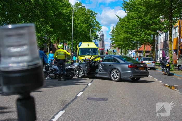 Motorrijder gewond door botsing tegen personenauto