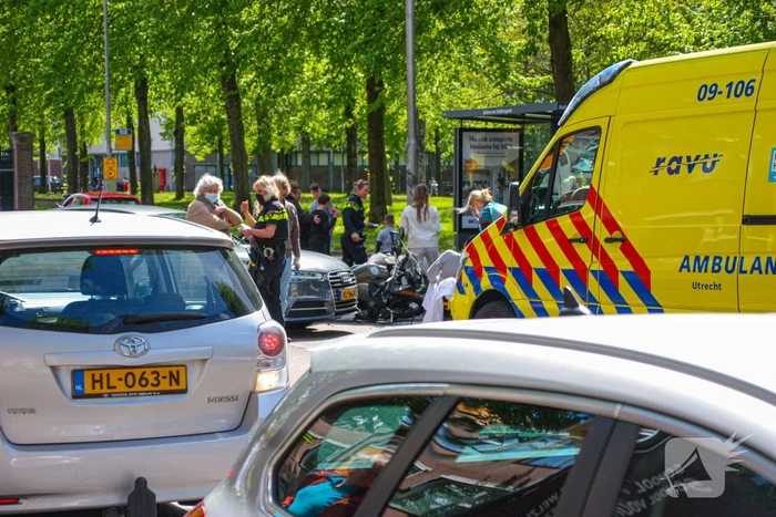 Motorrijder gewond door botsing tegen personenauto