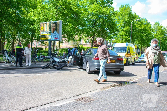 Motorrijder gewond door botsing tegen personenauto