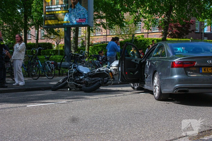 Motorrijder gewond door botsing tegen personenauto
