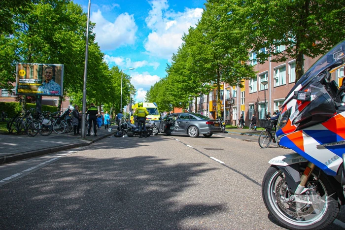 Motorrijder gewond door botsing tegen personenauto