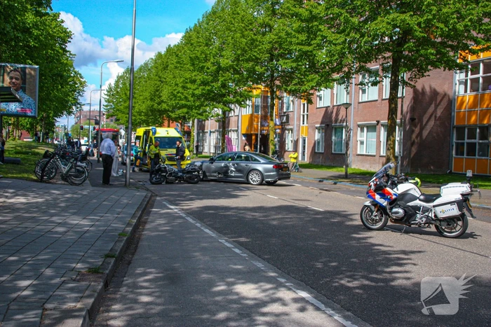 Motorrijder gewond door botsing tegen personenauto