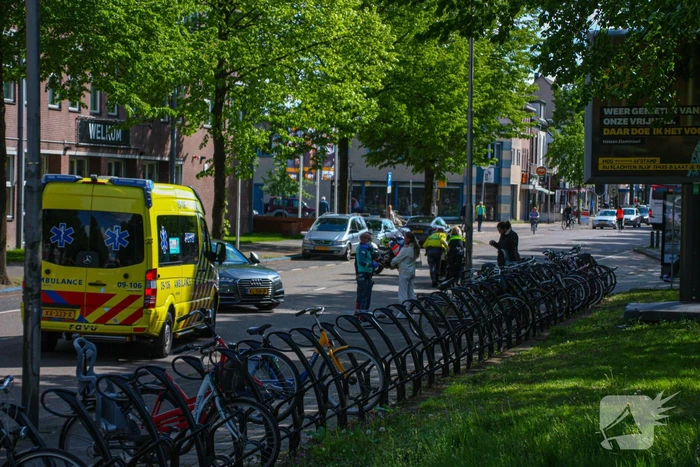Motorrijder gewond door botsing tegen personenauto