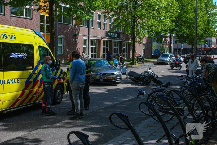 Motorrijder gewond door botsing tegen personenauto