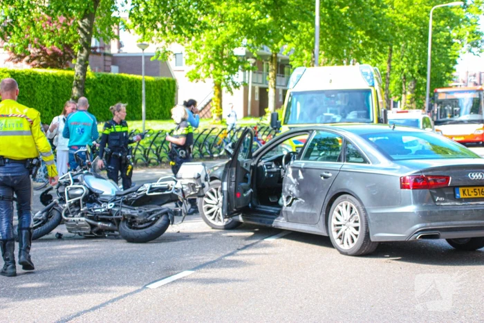 Motorrijder gewond door botsing tegen personenauto