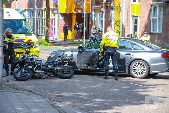 Motorrijder gewond door botsing tegen personenauto