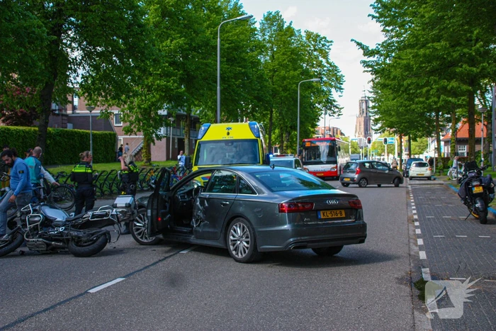 Motorrijder gewond door botsing tegen personenauto