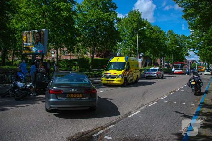 Motorrijder gewond door botsing tegen personenauto