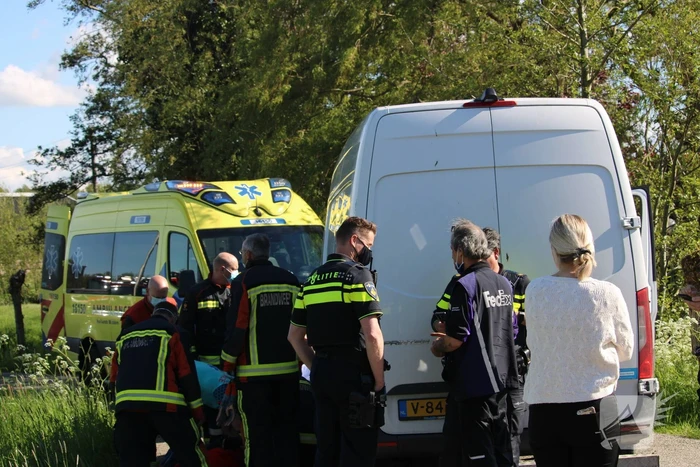 Wielrenner belandt in sloot na aanrijding