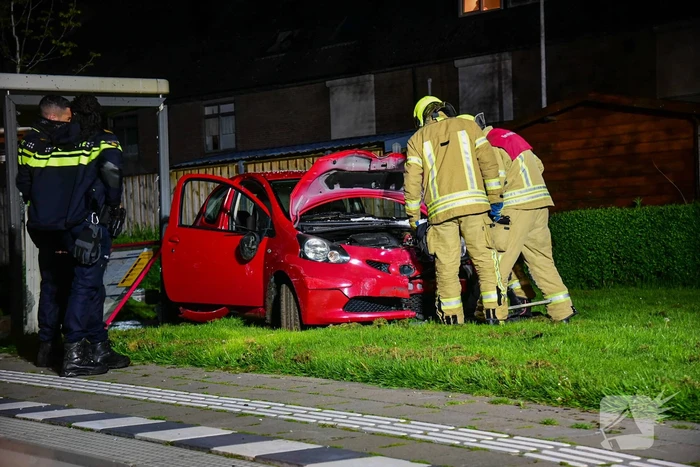 Personenauto botst in bushok