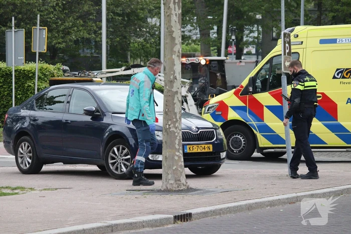 Auto botst op bromfiets