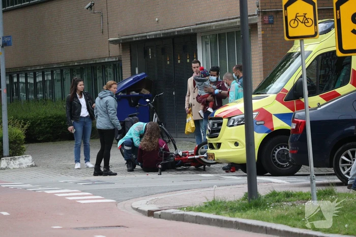 Auto botst op bromfiets