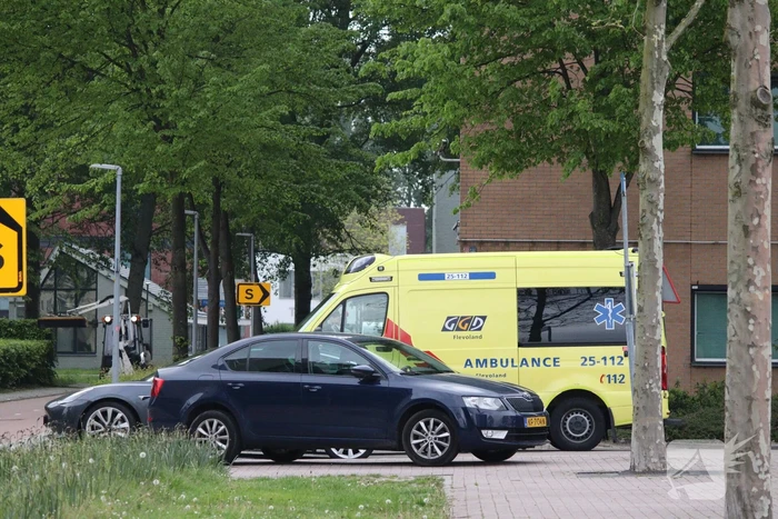 Auto botst op bromfiets