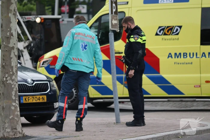 Auto botst op bromfiets
