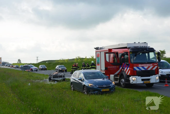 Aanhanger met afval vat vlam