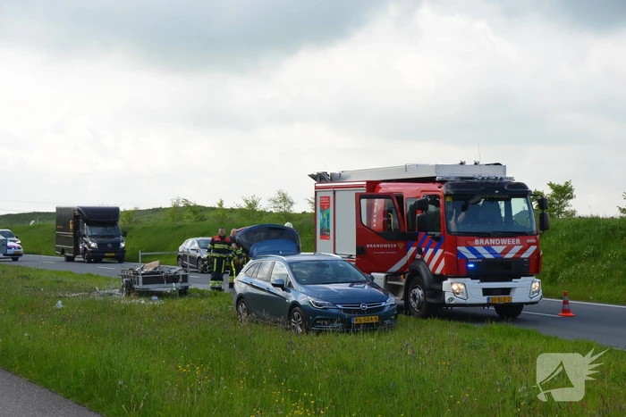 Aanhanger met afval vat vlam