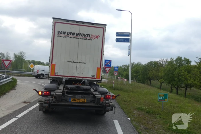 Vrachtwagencombinatie verliest trailer