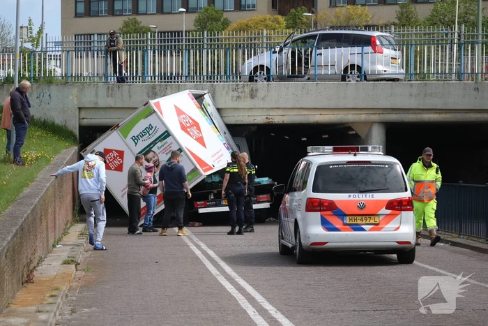 Bestelwagen botst op spoorviaduct