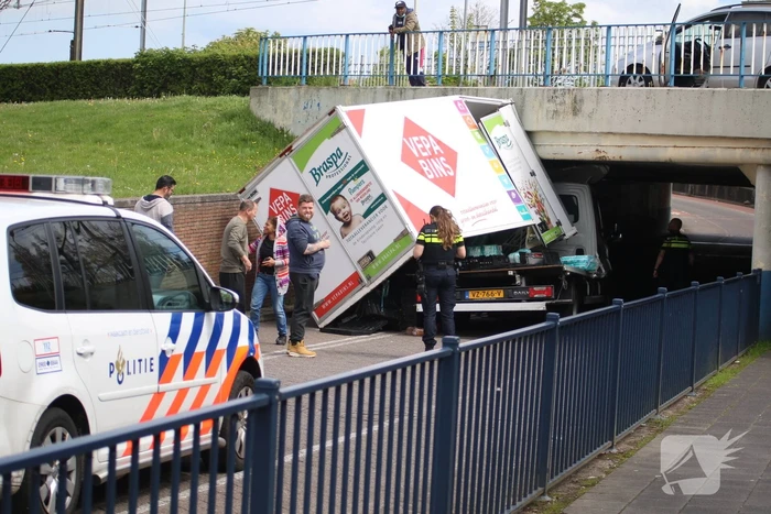Bestelwagen botst op spoorviaduct