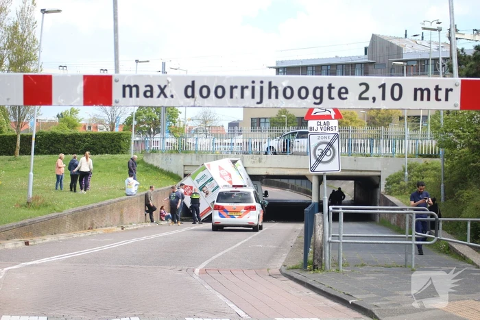 Bestelwagen botst op spoorviaduct