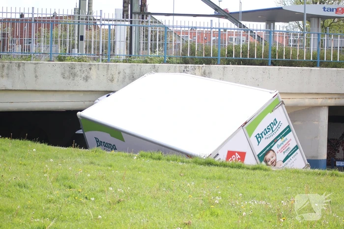Bestelwagen botst op spoorviaduct
